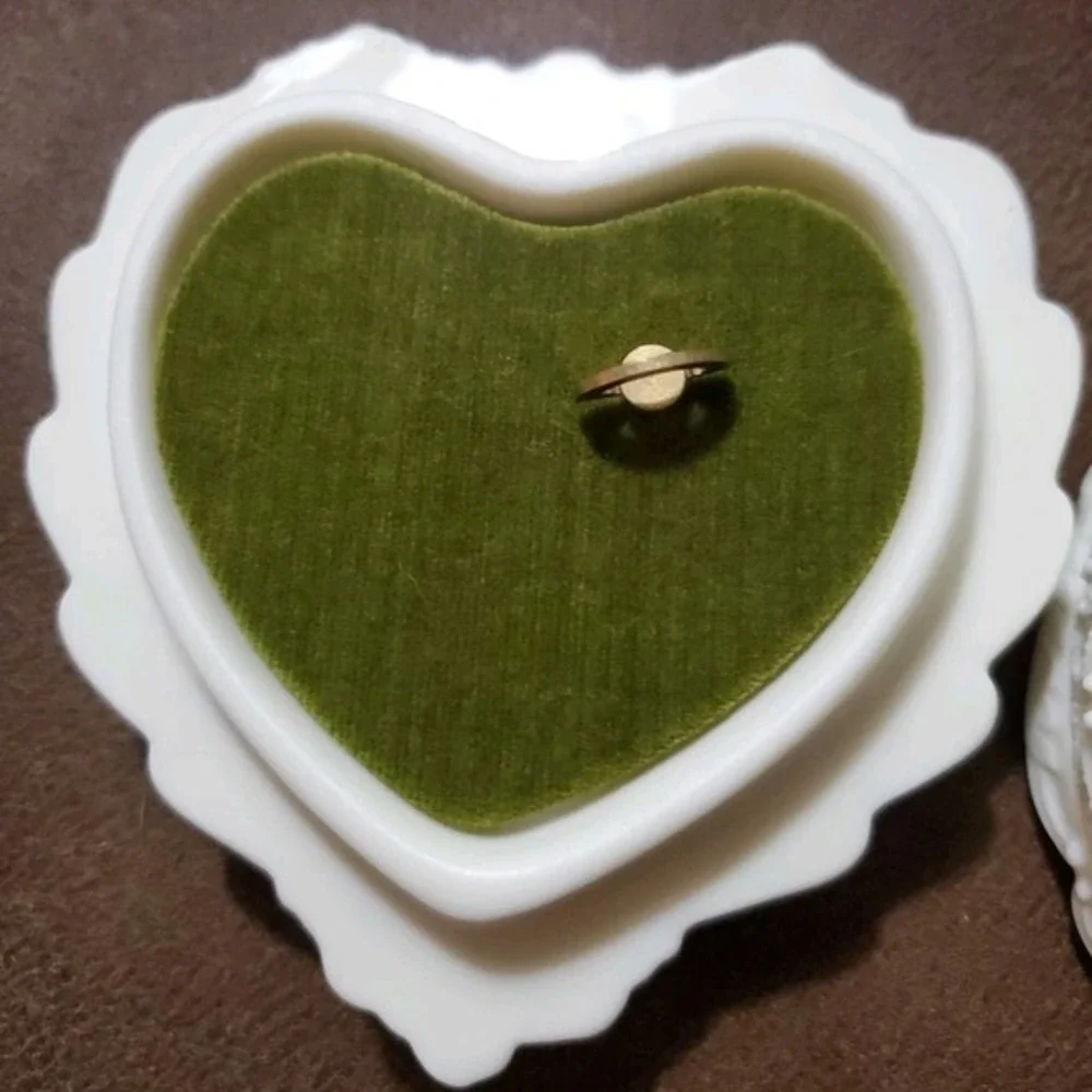 Heritage House Celebration Of Love Porcelain Heart Shaped Music Trinket Box‎